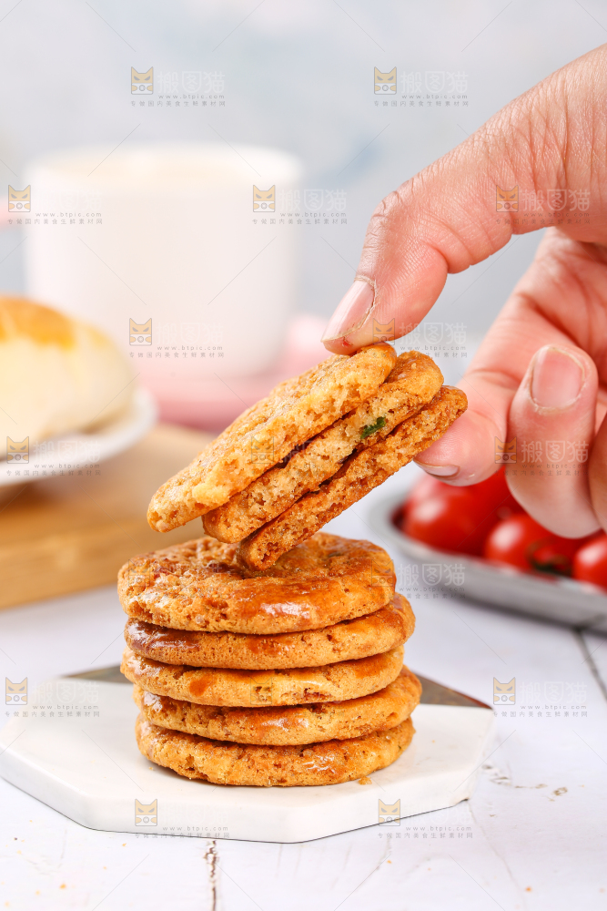 手里拿着鸡仔饼