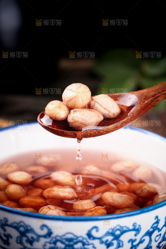 勺子上舀着花生米