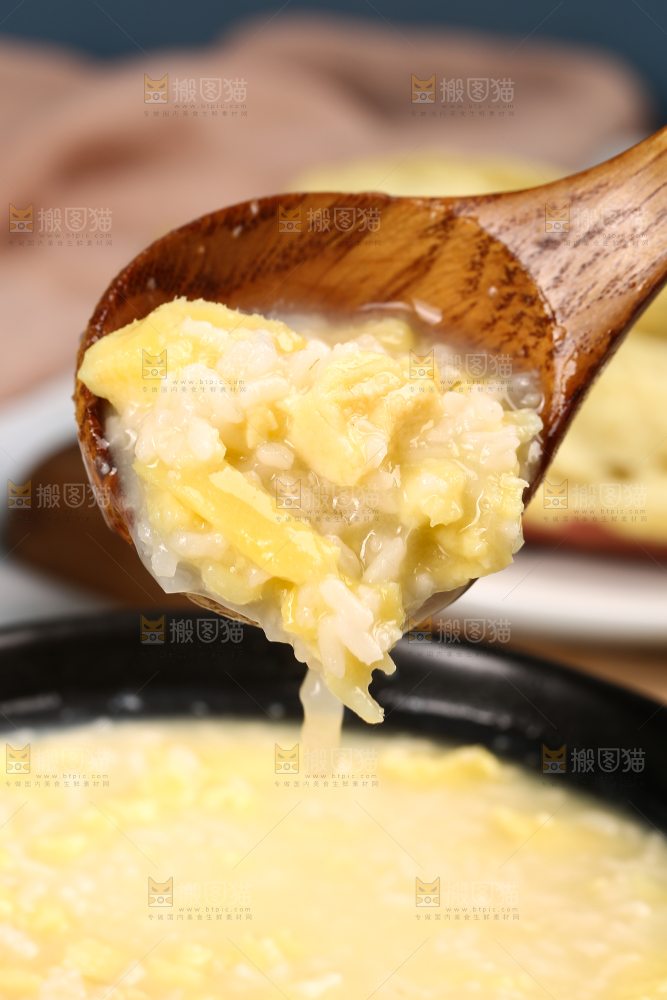 勺子上舀着板栗红薯粥