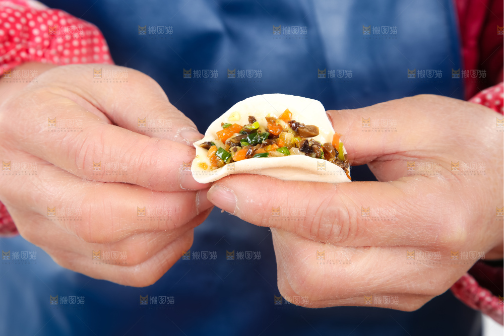 手里包着三鲜饺子
