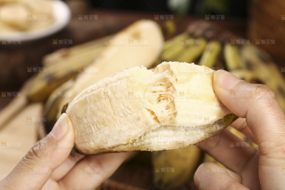 手里拿着芭蕉