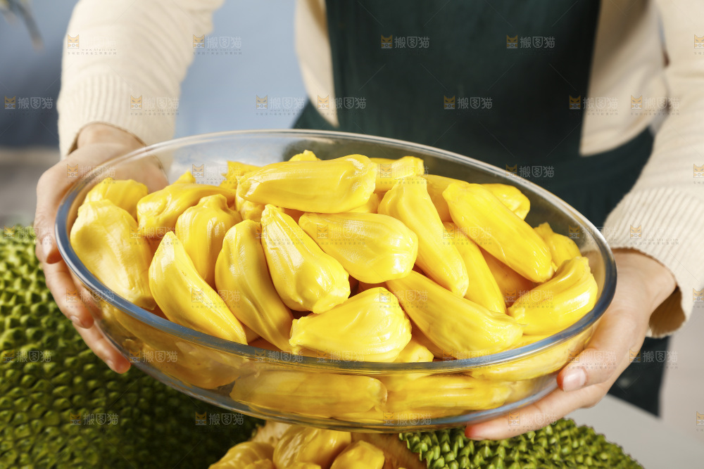 手里端着一盘菠萝蜜果肉