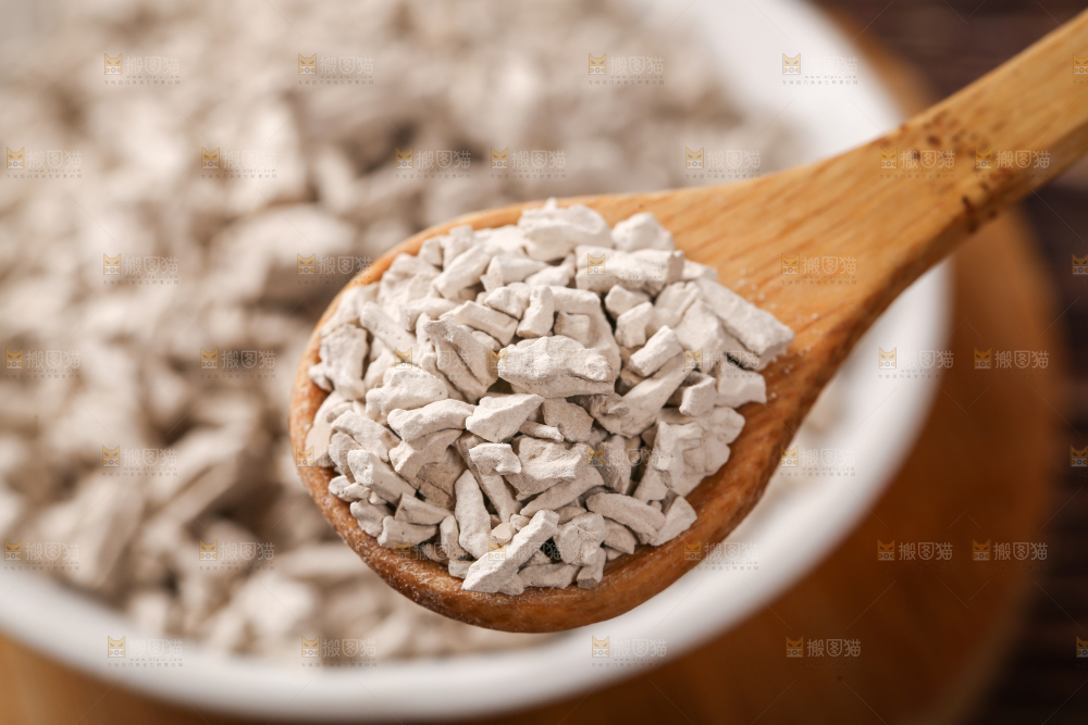 勺子上舀着野生葛根粉