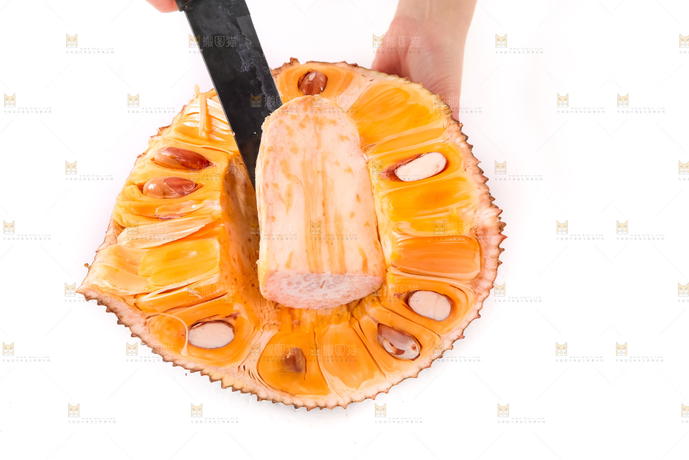 手里拿着菠萝蜜