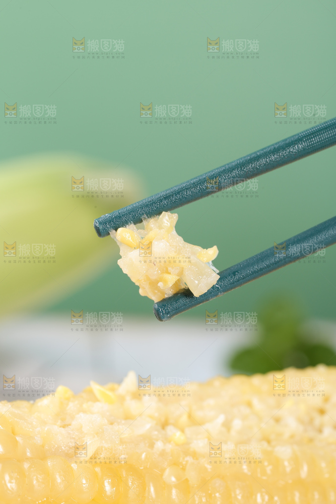 筷子上夹着糯玉米粒