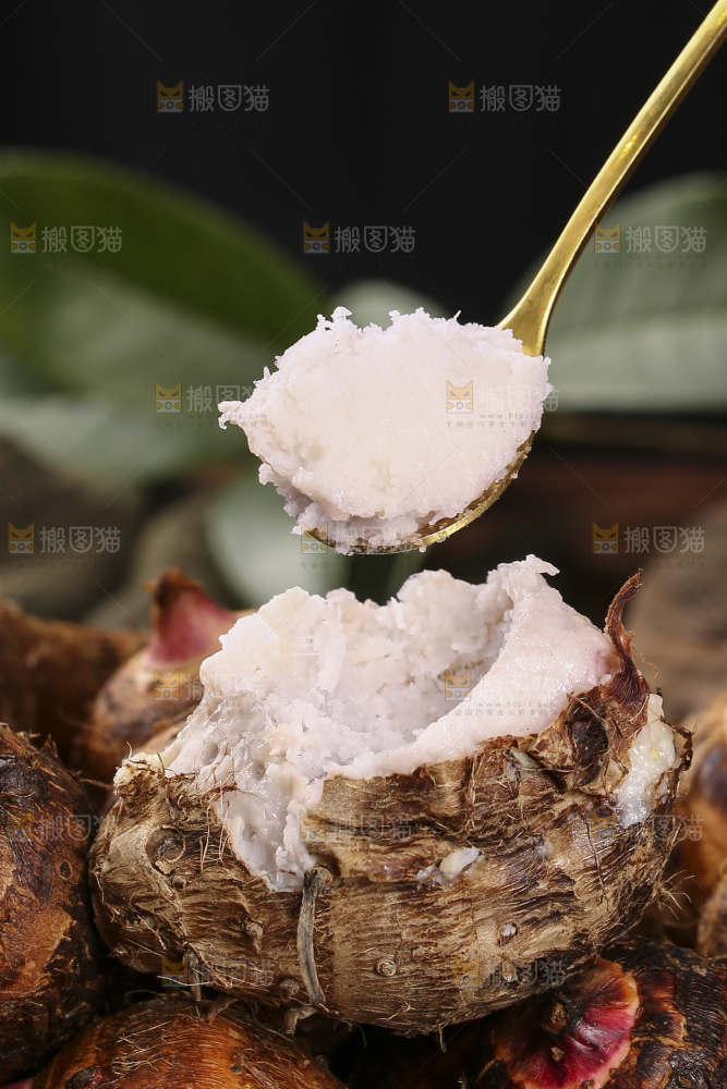 勺子上舀着芋头