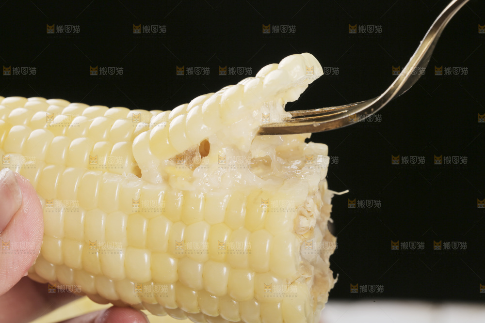 叉子上插着甜糯白玉米