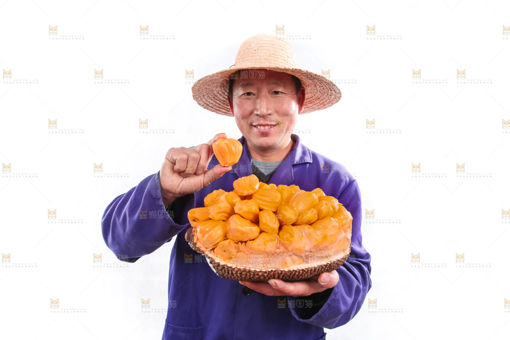 手里拿着红肉菠萝蜜