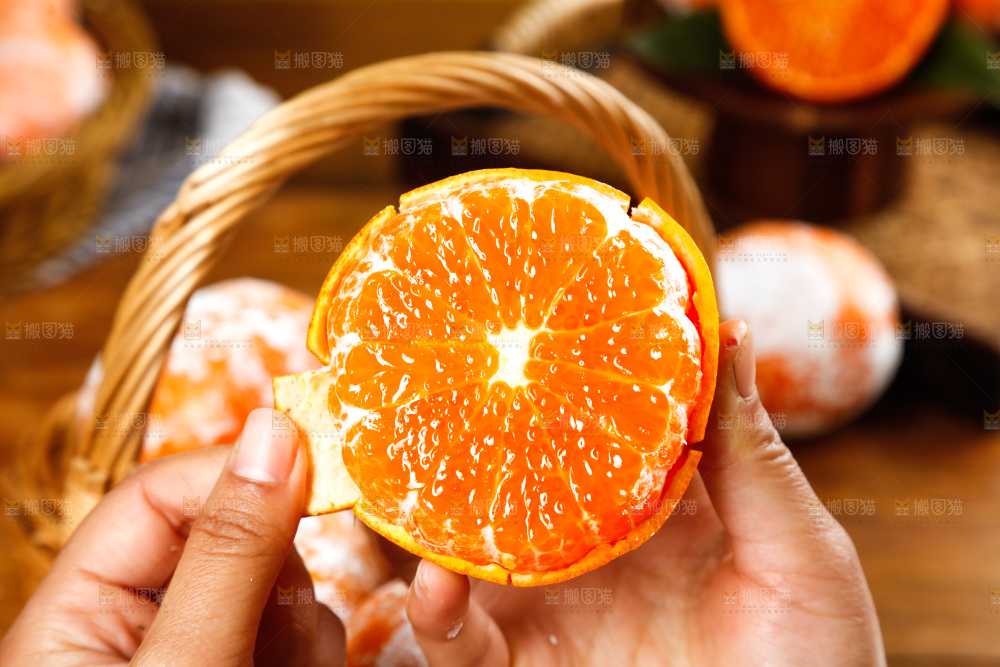 手里拿着茂谷柑