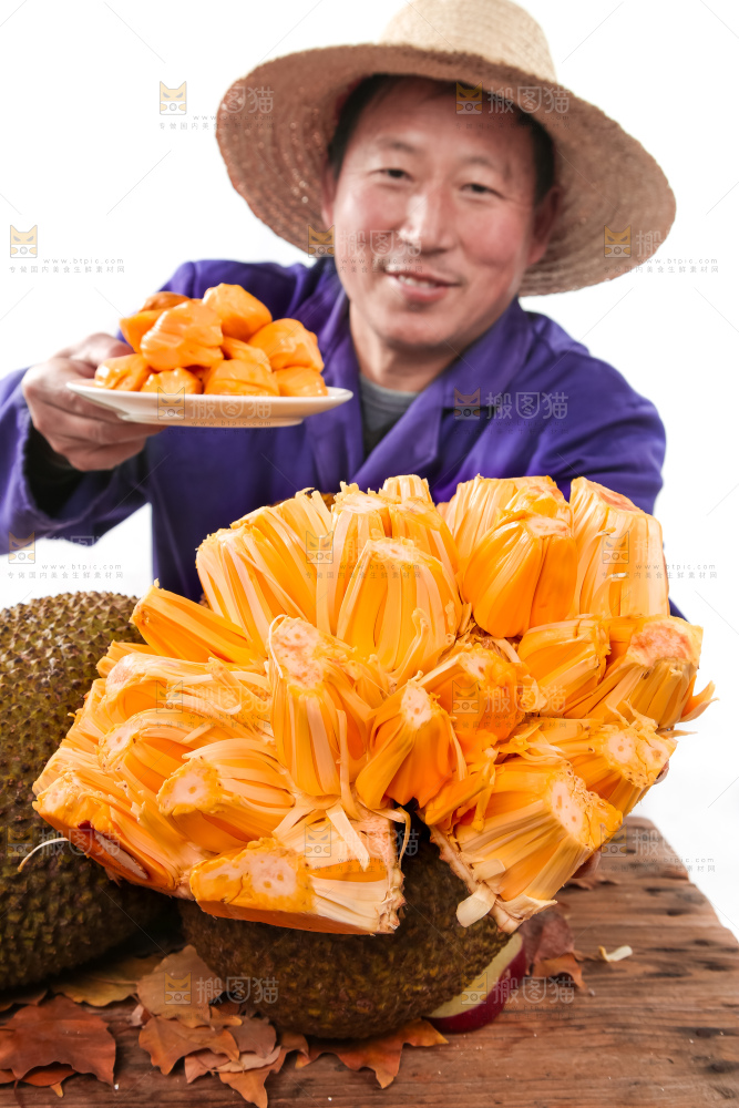手里端着一盘菠萝蜜果肉