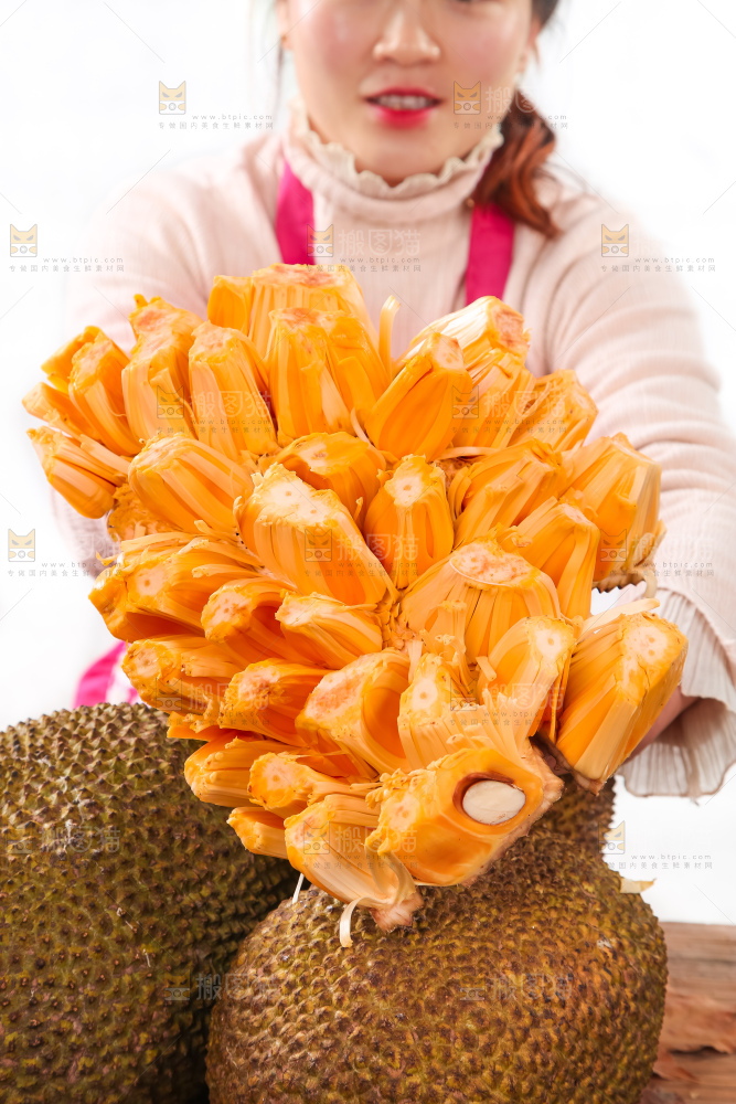 手里捧着进口红肉菠萝蜜