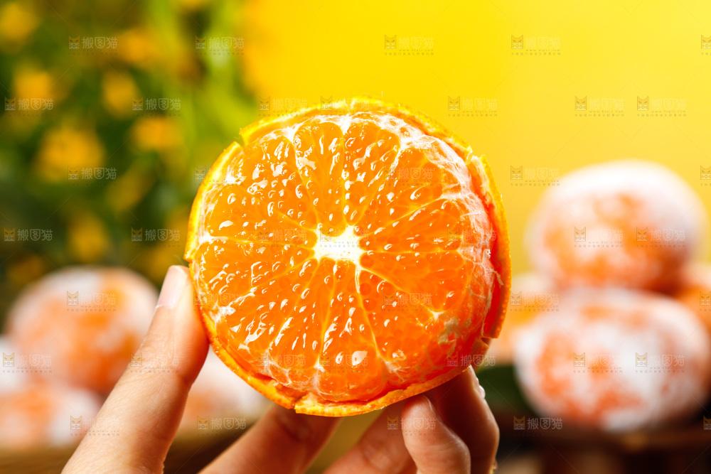 手里拿着柑橘
