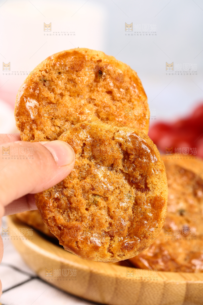 手里拿着鸡仔饼