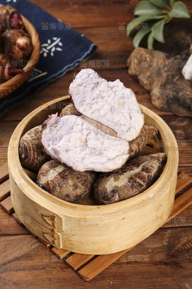 一笼蒸熟的红芽芋头