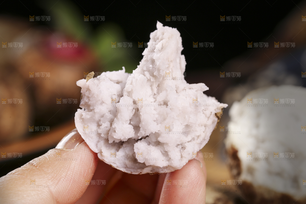 手里拿着蒸熟的芋头