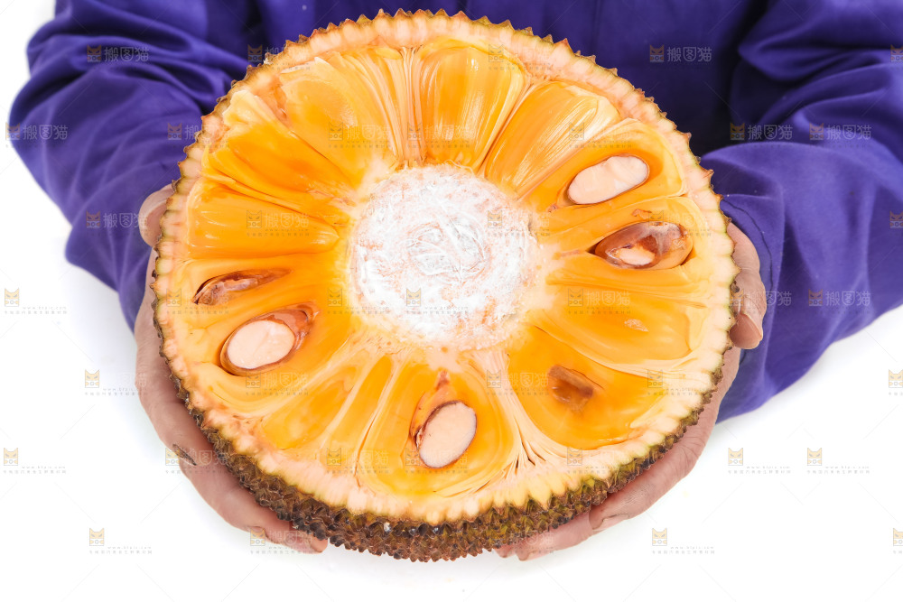 手里抱着半边泰国菠萝蜜