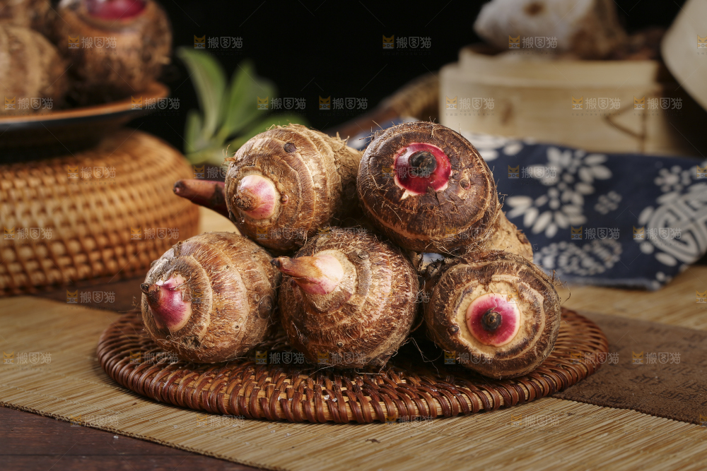 一堆红芽芋头