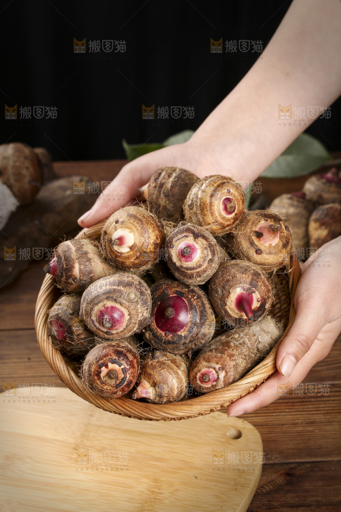 一篮红芽小芋头