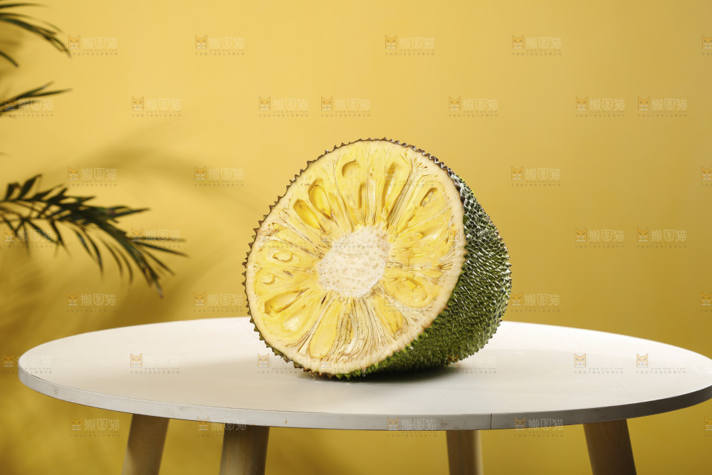 桌子上摆放着黄心菠萝蜜