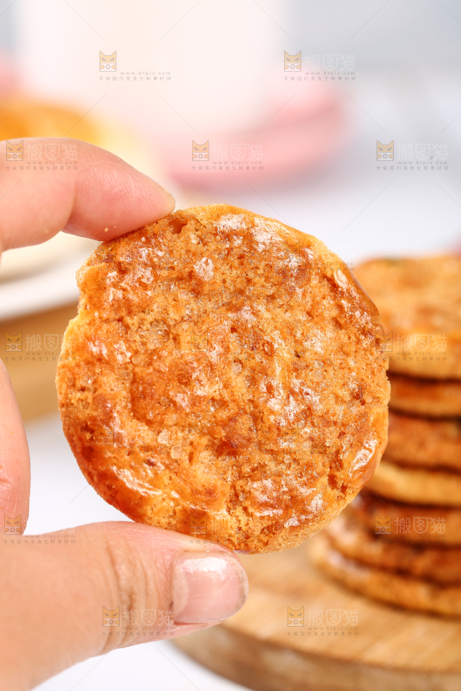 手里拿着鸡仔饼