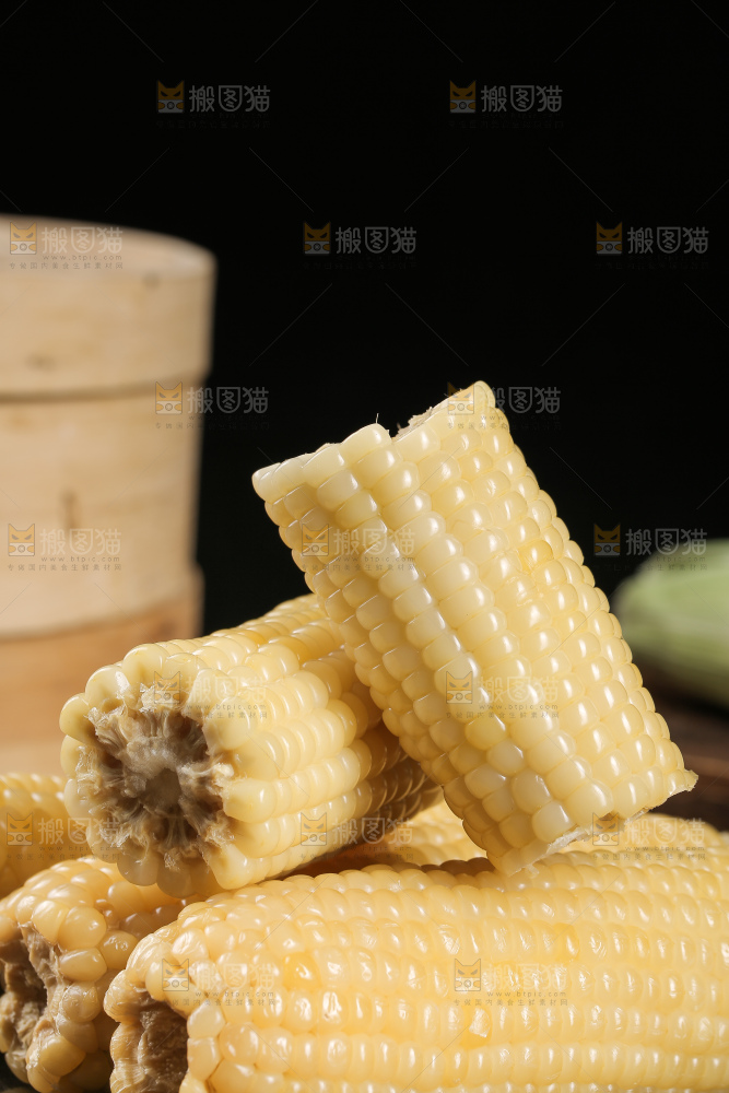 一堆白糯玉米棒