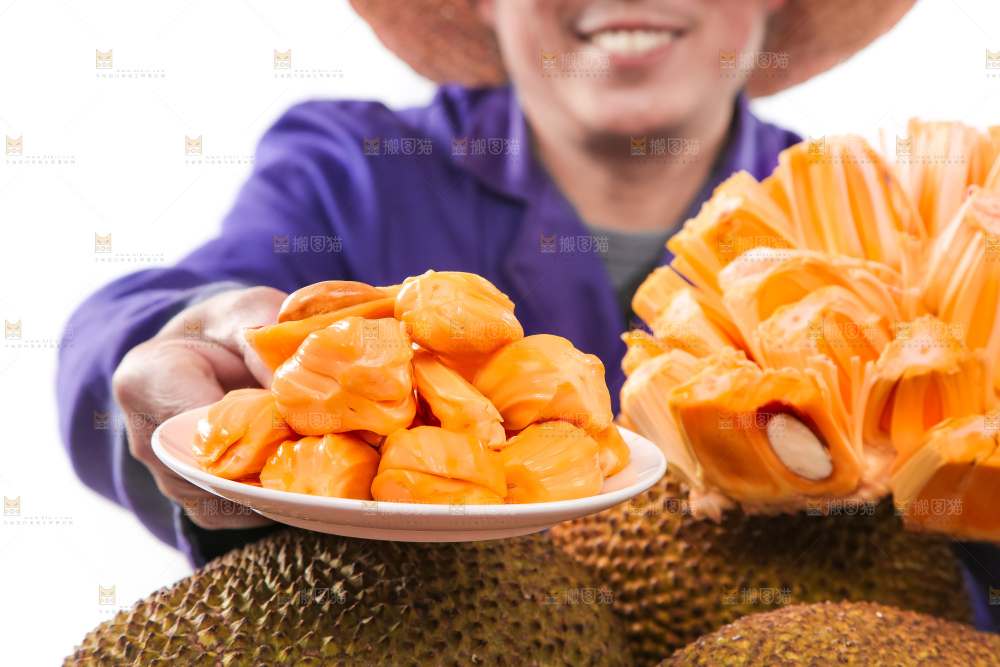 手里端着一盘菠萝蜜果肉