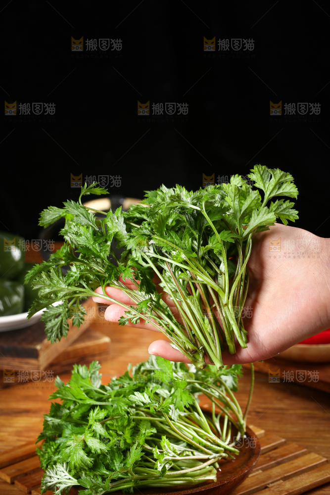 手里拿着艾草叶