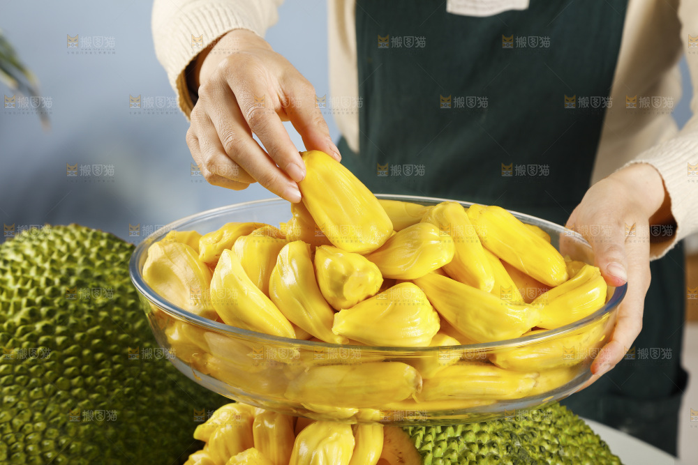 手里端着一盘菠萝蜜果肉