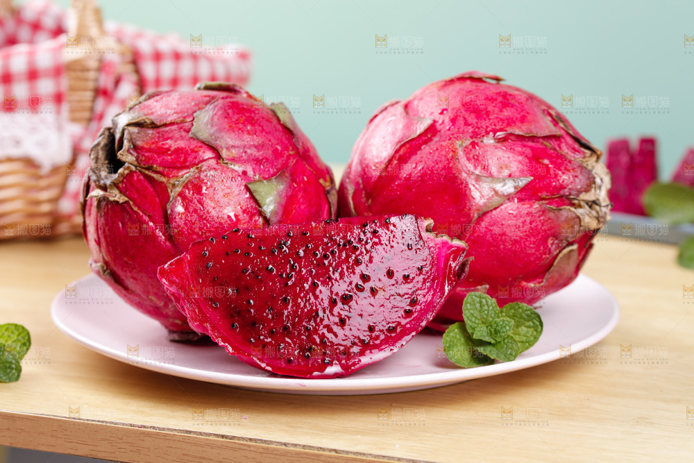 一盘红心火龙果