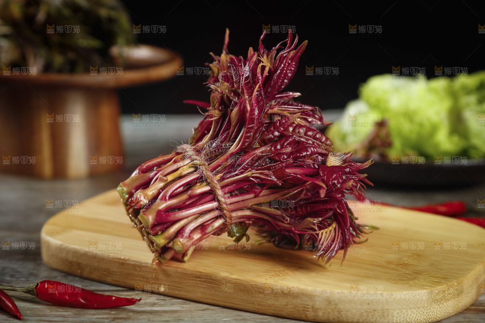 木底上的头茬香椿芽