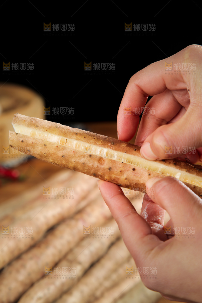 手里拿着山药