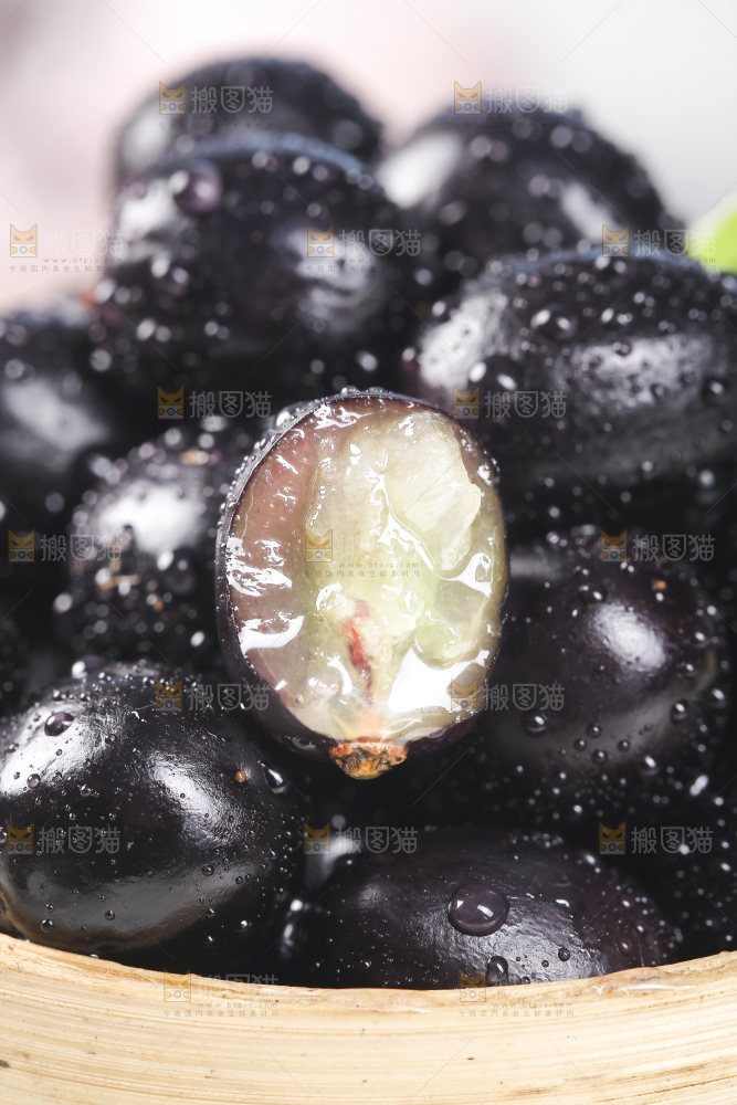 一篮新鲜嘉宝果