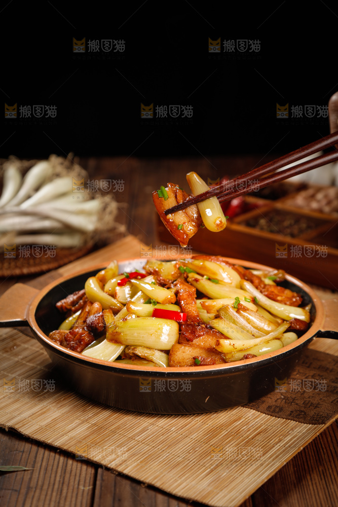 筷子上夹着藠头烧肉