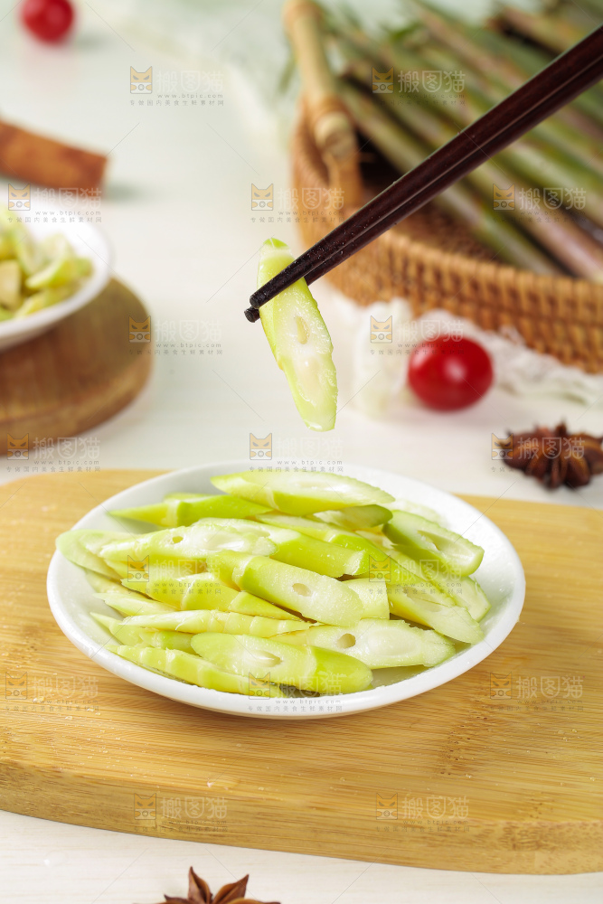 筷子上夹着小竹笋