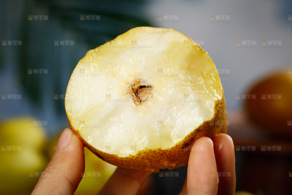 手里拿着红酥梨