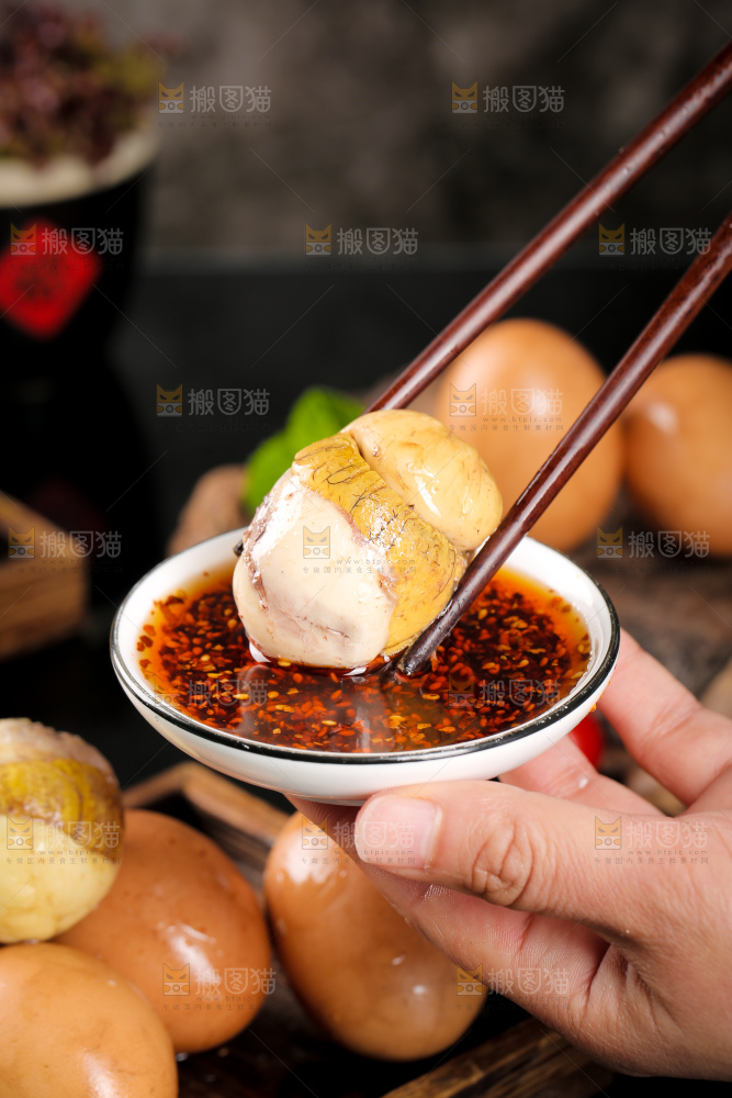 筷子上夹着凤凰蛋