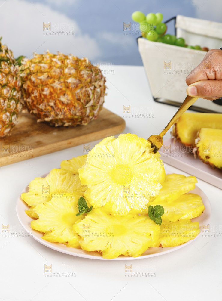 一盘菠萝果肉