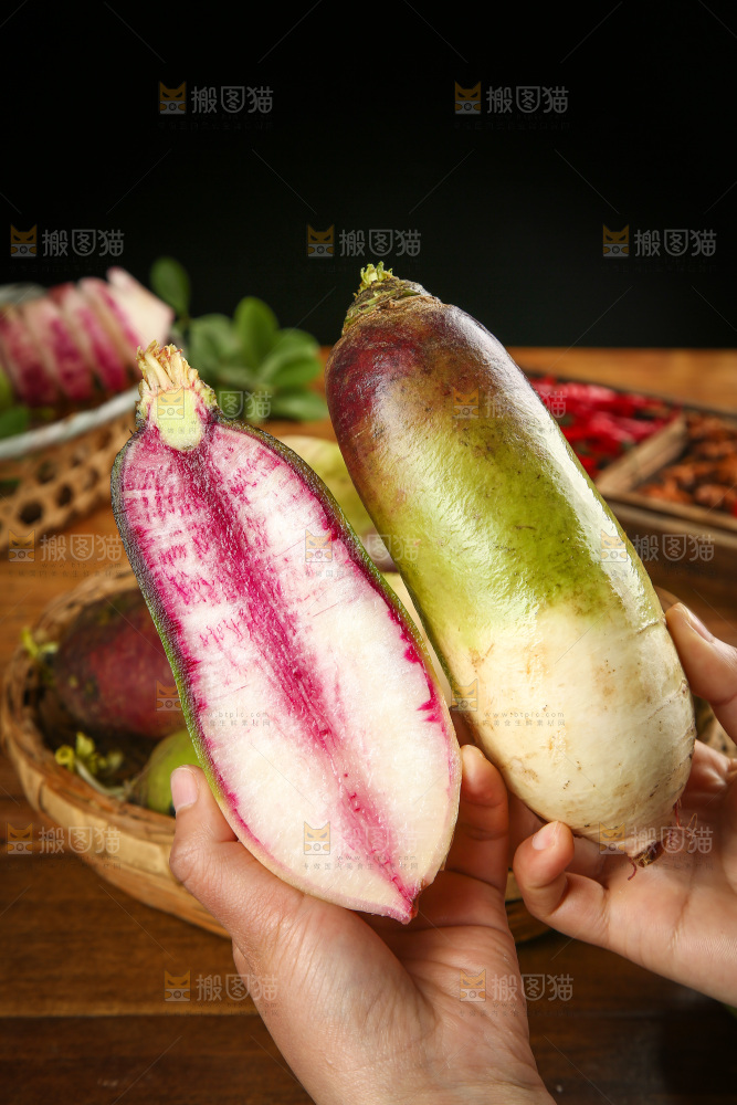 手里拿着冰糖心萝卜