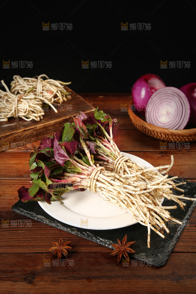 黑石板上放着鱼腥草