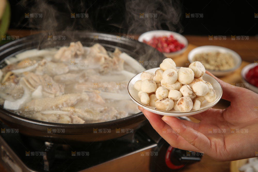 手里端着椰子鸡食材