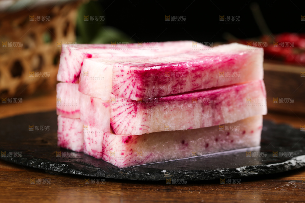 黑底上切块的冰激凌萝卜
