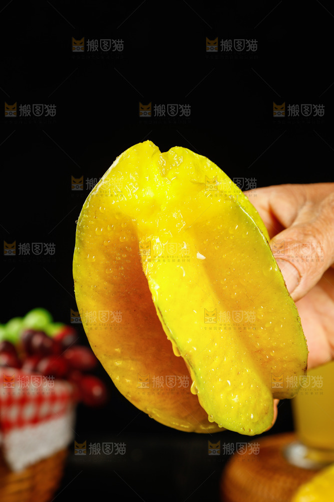 手里拿着红龙杨桃