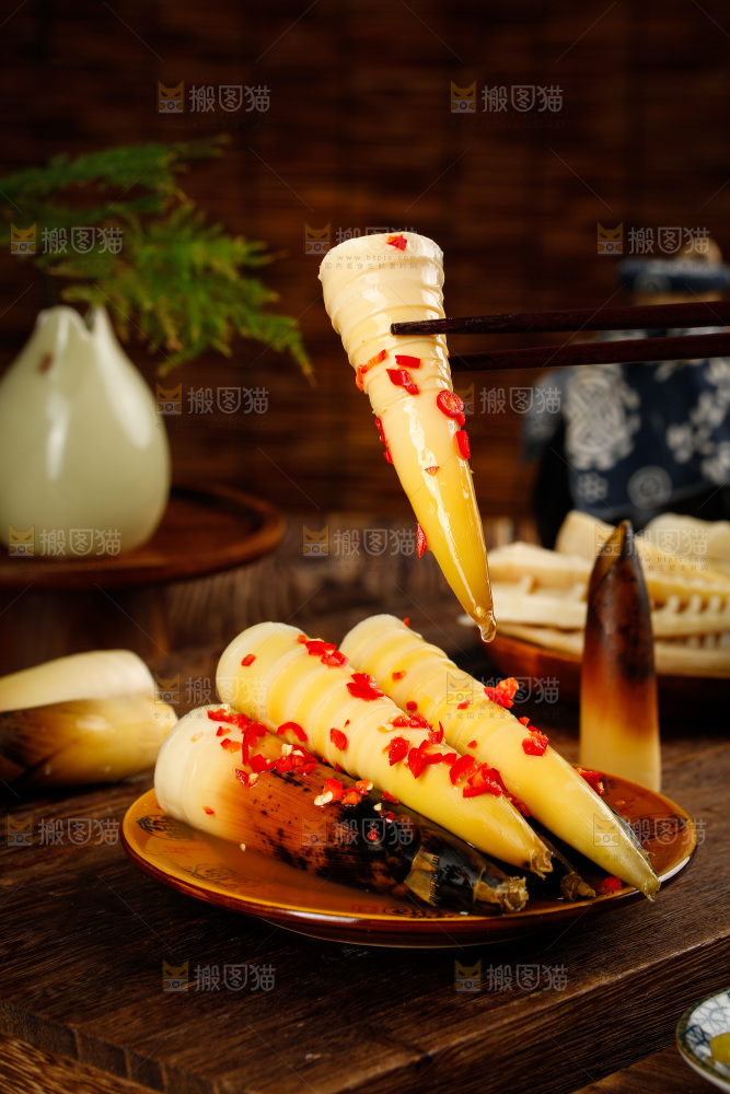 筷子上夹着香辣味手剥笋