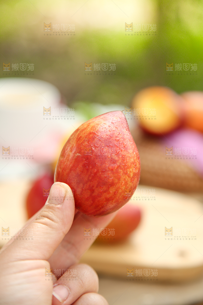 手里拿着桃驳李