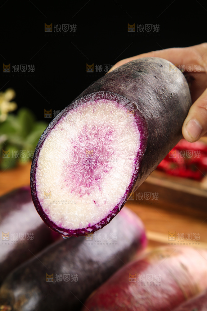 手里拿着冰糖心萝卜