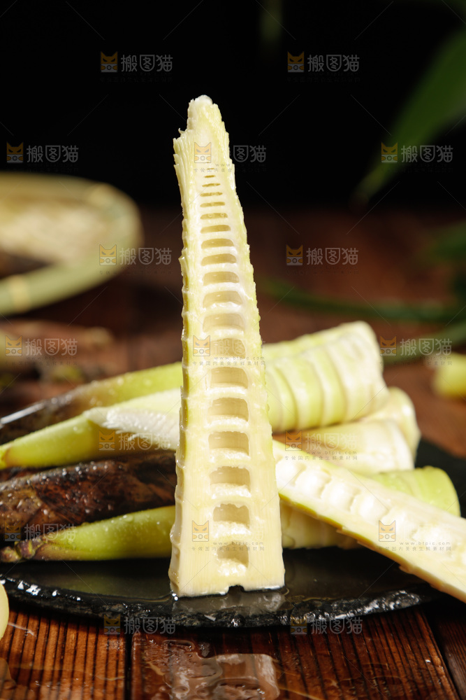 黑石板上放着一堆春笋