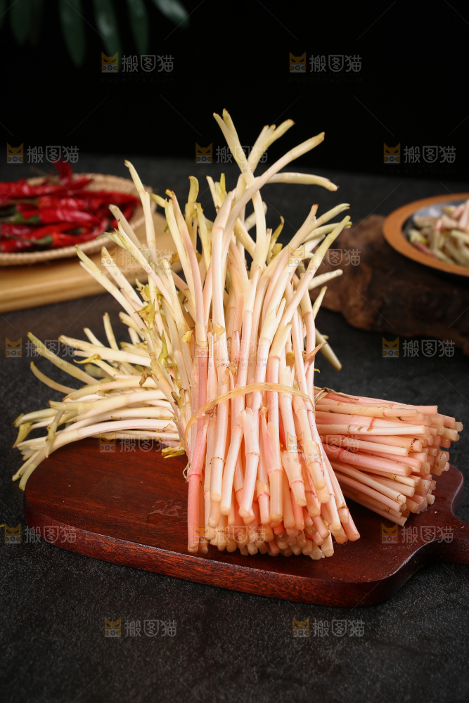 木板上放着鱼腥草嫩芽