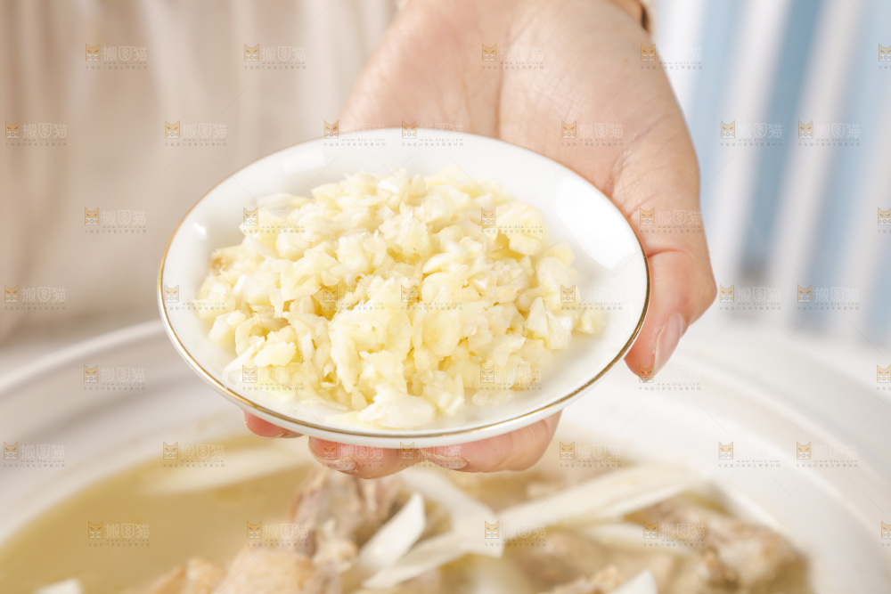 手里端着一盘蒜蓉