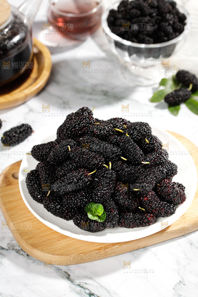 一盘新鲜桑葚