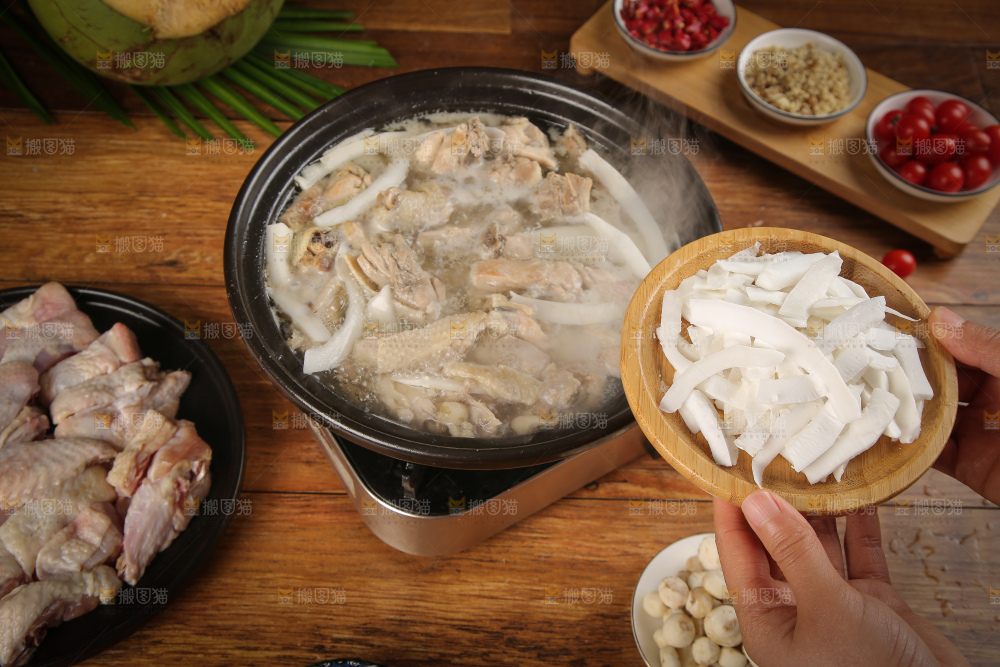 手里端着椰子鸡食材